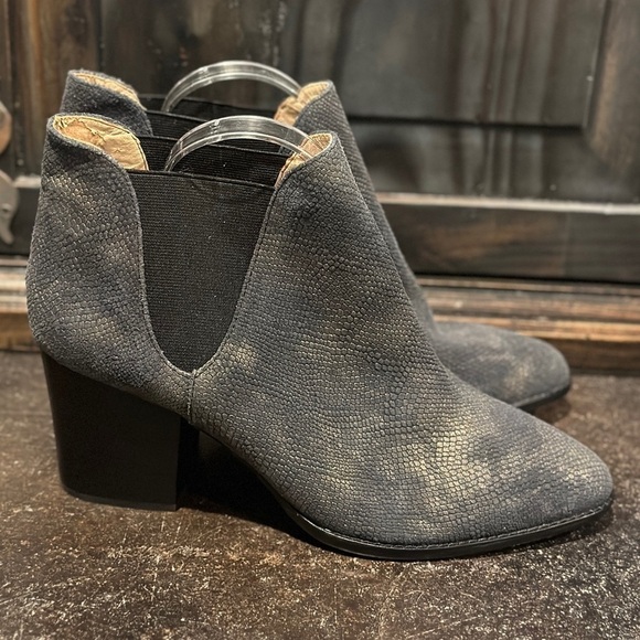 G.I.L.I. gold metallic‎ leather ankle heeled boots booties, sz 11, GUC - Picture 1 of 8